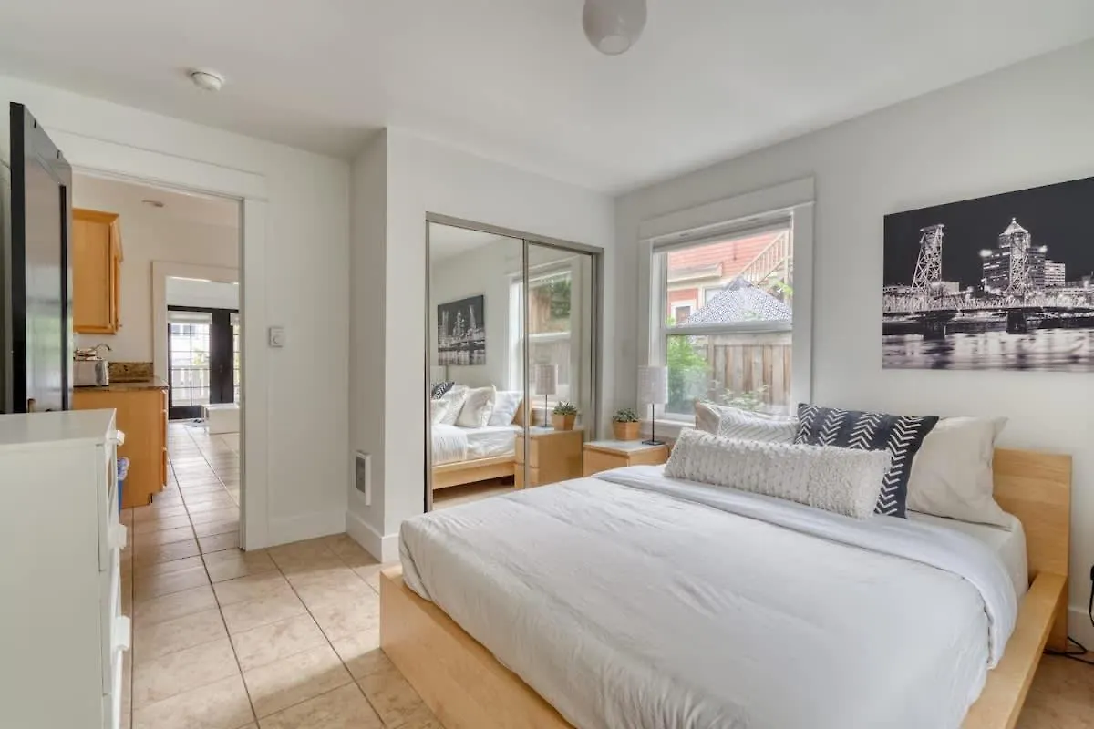 Stay Portland - The Sunnyside Cottage, Local Shops & Nightlife
